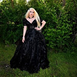 Elegant Black Lace Gown By Colors. Sz 10